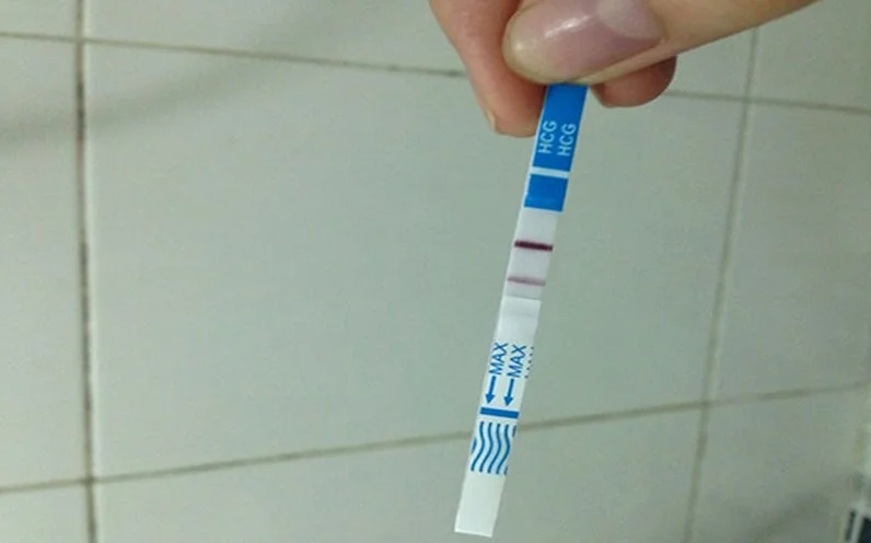 Que thử thai hiện một vạch đậm và một vạch mờ khiến nhiều chị em băn khoăn