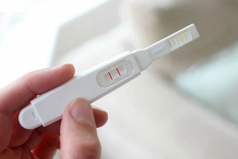 Minh họa cách sử dụng và đọc kết quả que thử thai chính xác để nhận biết có thai hay không