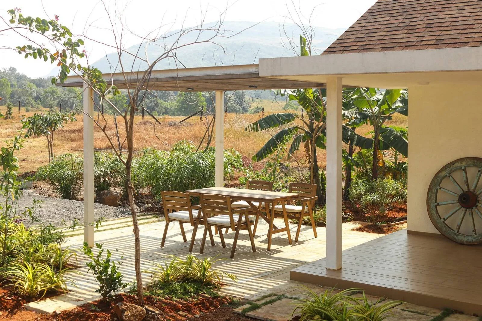 Hiên nhà cấp 4 đẹp với bộ bàn ghế gỗ ngoài trời