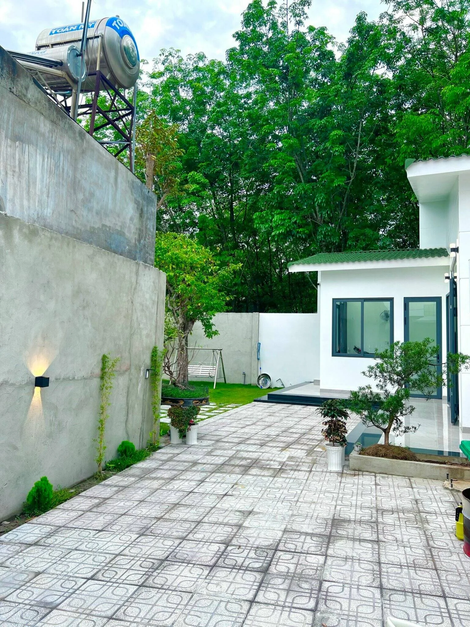 Sân trước nhà cấp 4 đẹp hiện đại